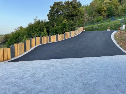 Réalisation d'un accès en pavé et bitume dans l'Ouest Lyonnais