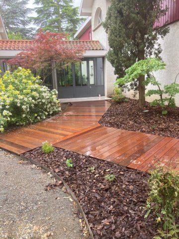 Cheminement en bois Terrasse en dalles sur plots Plantations Paillage écorces de pin