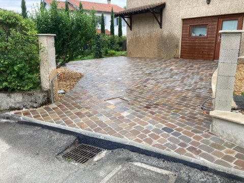 Aménagement d'une cours en pavés dans l'Ouest Lyonnais