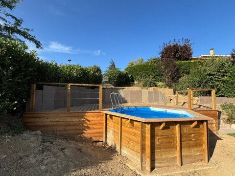 Aménagement d'une butte et réalisation d’une piscine semi enterrée avec terrasse en mélèze