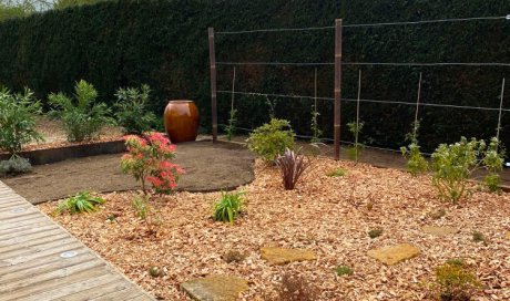 Réalisation de l’aménagement d’un espace d’entrée accueillant avec massif et jardinière sur Tarare 