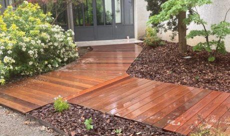 Cheminement en bois Terrasse en dalles sur plots Plantations Paillage écorces de pin