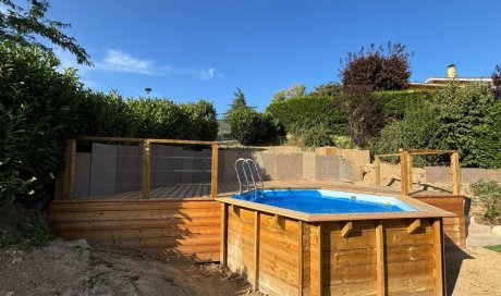 Aménagement d'une butte et réalisation d’une piscine semi enterrée avec terrasse en mélèze
