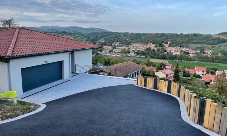 Réalisation d'un accès en pavé et bitume dans l'Ouest Lyonnais