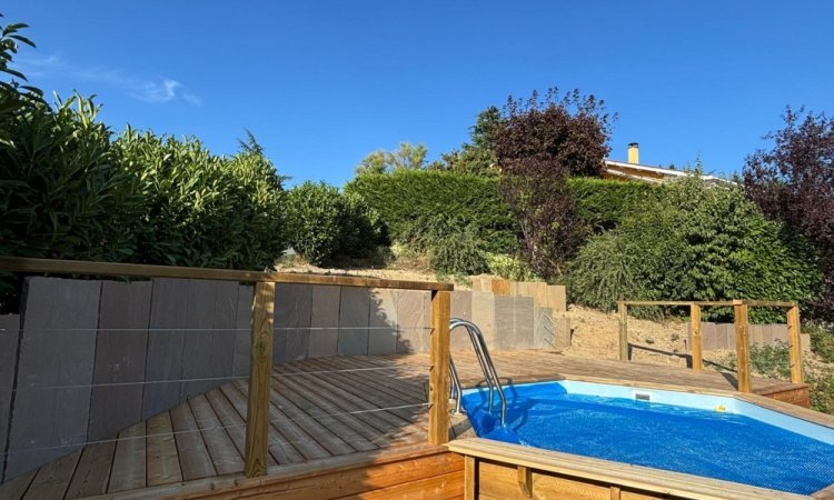 Aménagement d'une butte et réalisation d’une piscine semi enterrée avec terrasse en mélèze